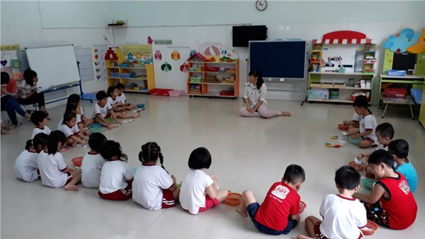 Giờ học các bé lớp Lá 1